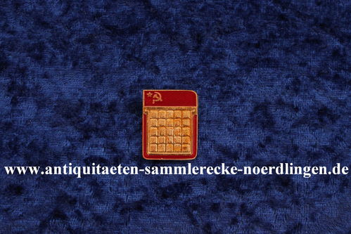 UDSSR Leistungsabzeichen goldene Tastatur Sowjetzeichen goldfarbenen Hammer & Sichel roten Hinterg.