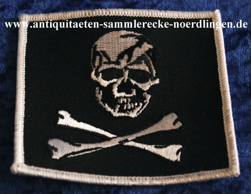 Stoffabzeichen Piraten Totenkopf auf schwarzen Hintergrund in Rechteckform