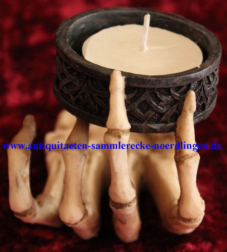 Skeletthand mit schwarzen Teelichthaltergefäß Seiten detaillierte Ornamente