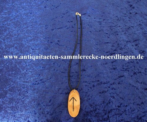 Tir/Tiwaz Holzanhänger aus eigener Handarbeit am 50cm langen schwarzen Rindslederband.