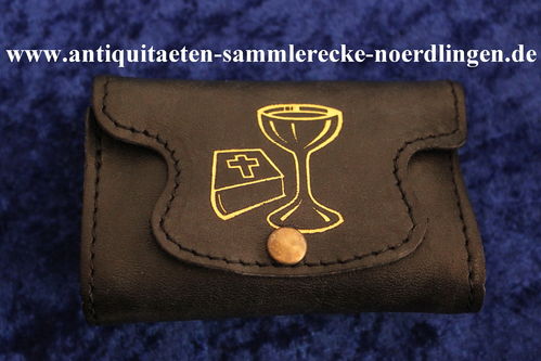 Schwarzes Rosenkranztäschchen mit aufgeprägtem goldfarbenem Kelch & Buch sowie Druckknopfverschluss