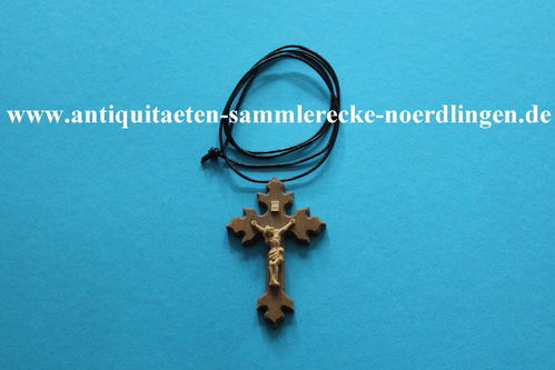 Pilger-Lilien-Jakobskreuz aus Holz mit schwarzen Lederhalsband