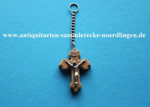Schlüsselanhänger Kruzifix Lazarus-Kreuz (Kleeblattkreuz) hellbraunen dunkelbraunen Holzschichten