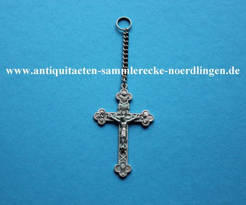 Schlüsselanhänger aus Metall in Lazarus-Kreuz (Kleeblattkreuz) Form mit Kette und Schlüsselring